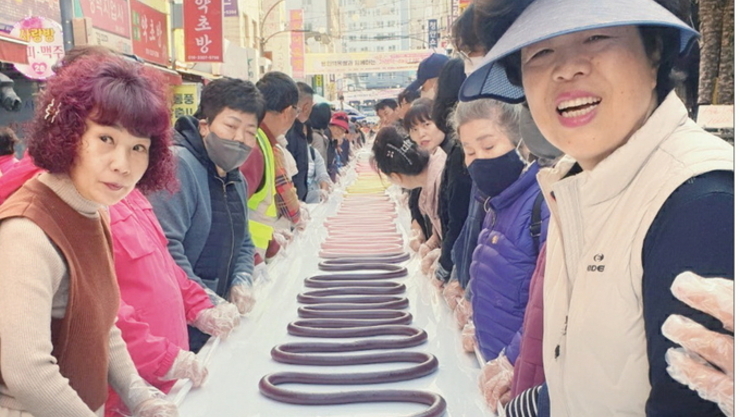 용인중앙시장 ‘500m 가래떡’… 희망이 줄줄줄~