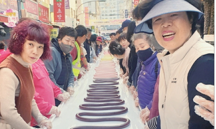 용인중앙시장 ‘500m 가래떡’… 희망이 줄줄줄~